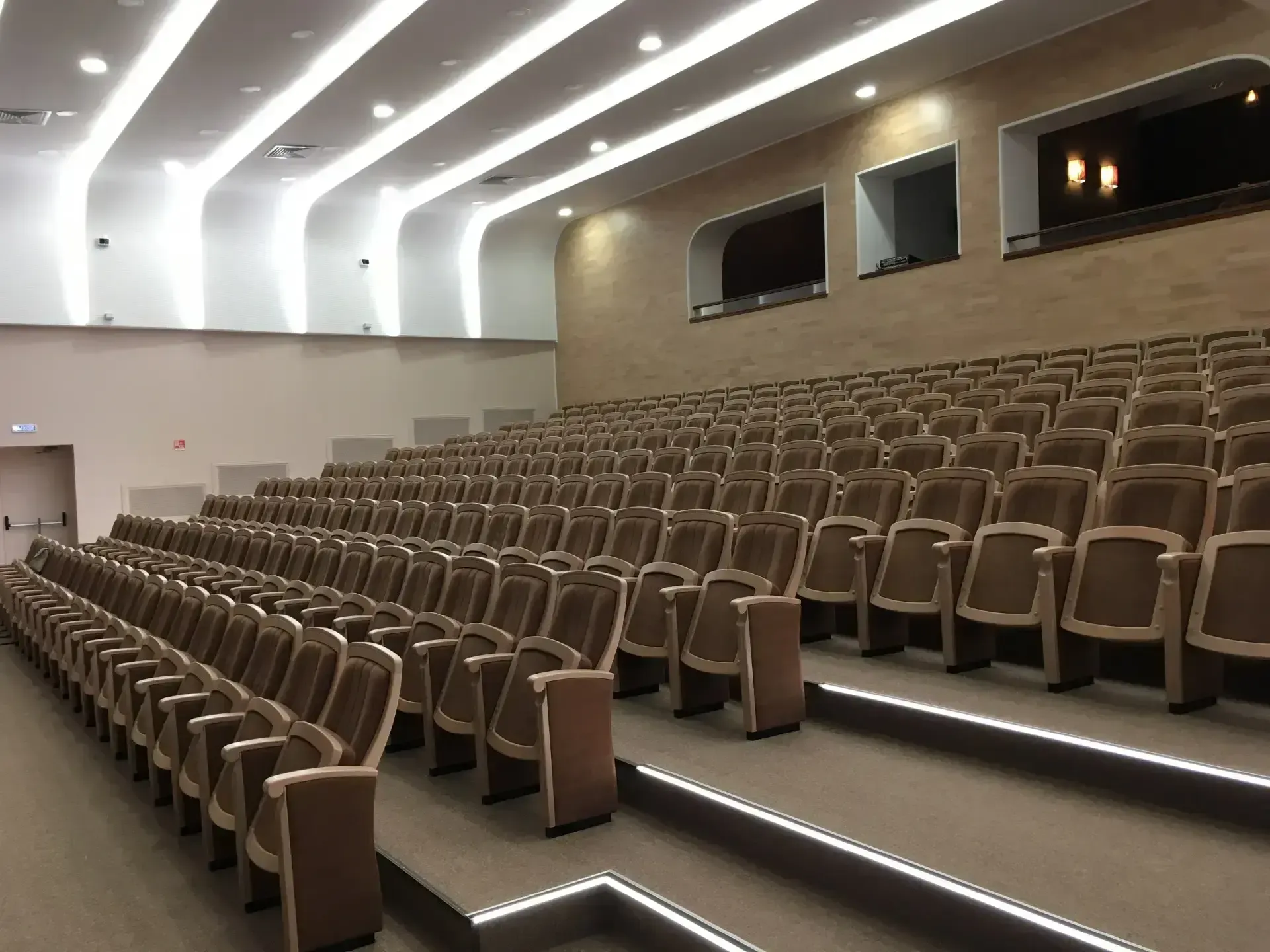 Реконструкция актового зала гимназии изображение 1